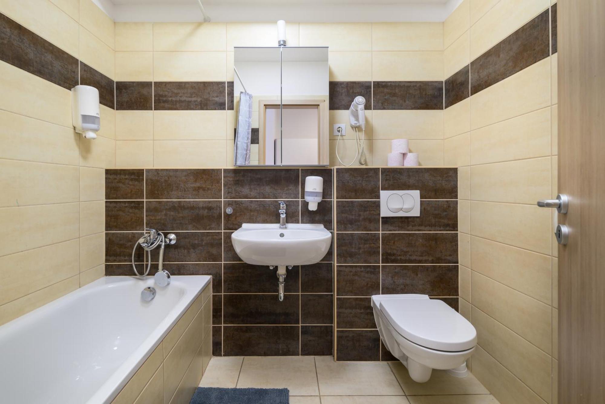 Atrium Residence Deluxe Suite-Free Parking Garage Same Building 布达佩斯 外观 照片
